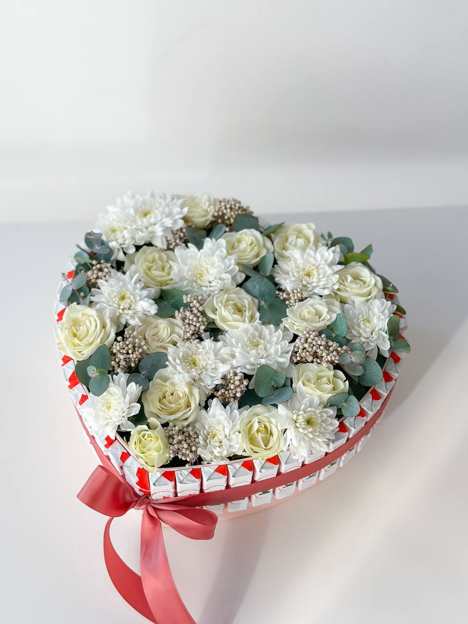 Композиция "Lulu" розы и хризантемы с шоколадом в коробке в форме сердца