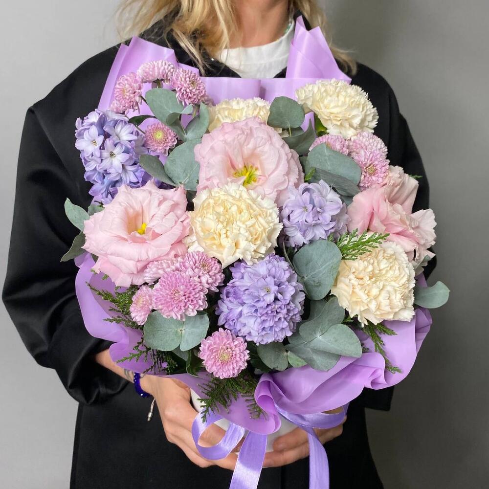 Композиция "Фиолетовый рассвет" с гиацинтов, гвоздикой, лизиантусом и хризантемой