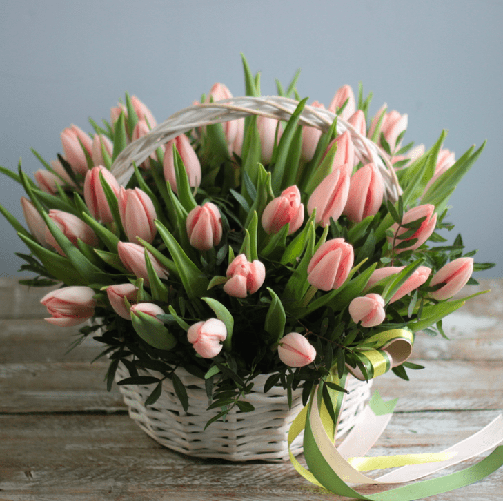 35 розовых голландских тюльпанов в корзине