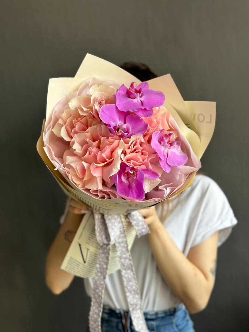 Букет "Чарлида" из роз и орхидей