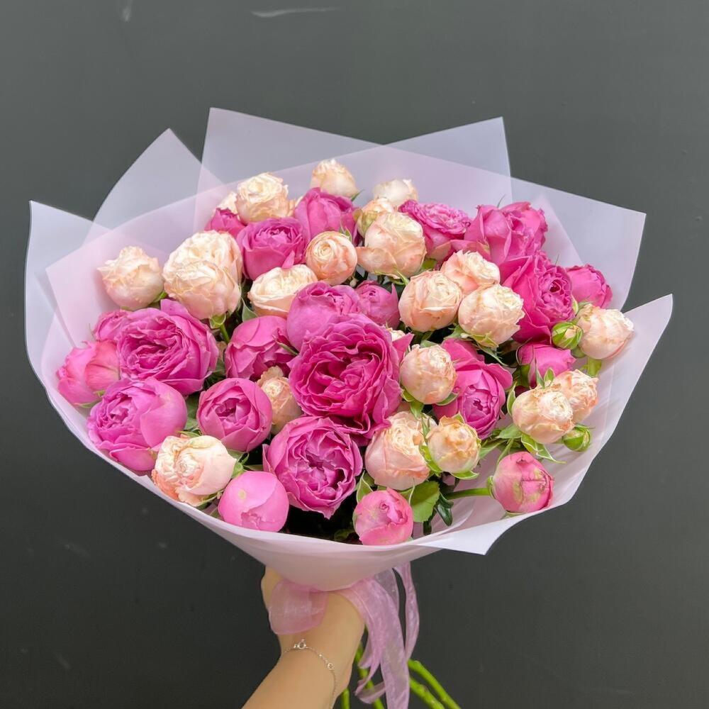 Букет 11 ярко розовых и белых  пионовидных кустовых роз