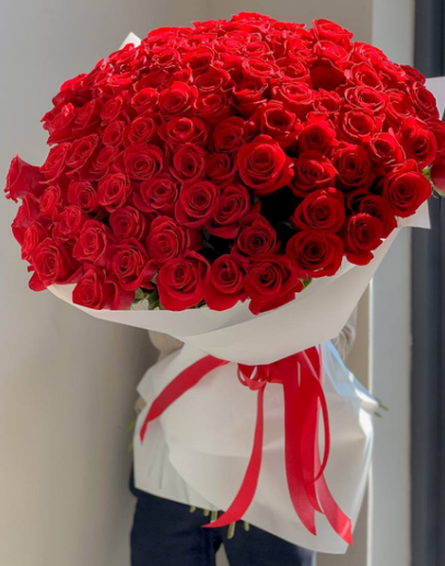 101 красная голландская роза 100 см в рогожке