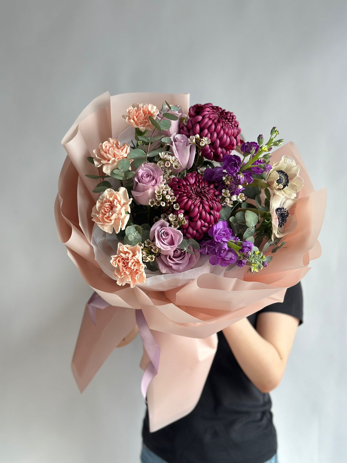 Букет "Яркий взгляд" из роз, гвоздик, маттиолы и хризантем
