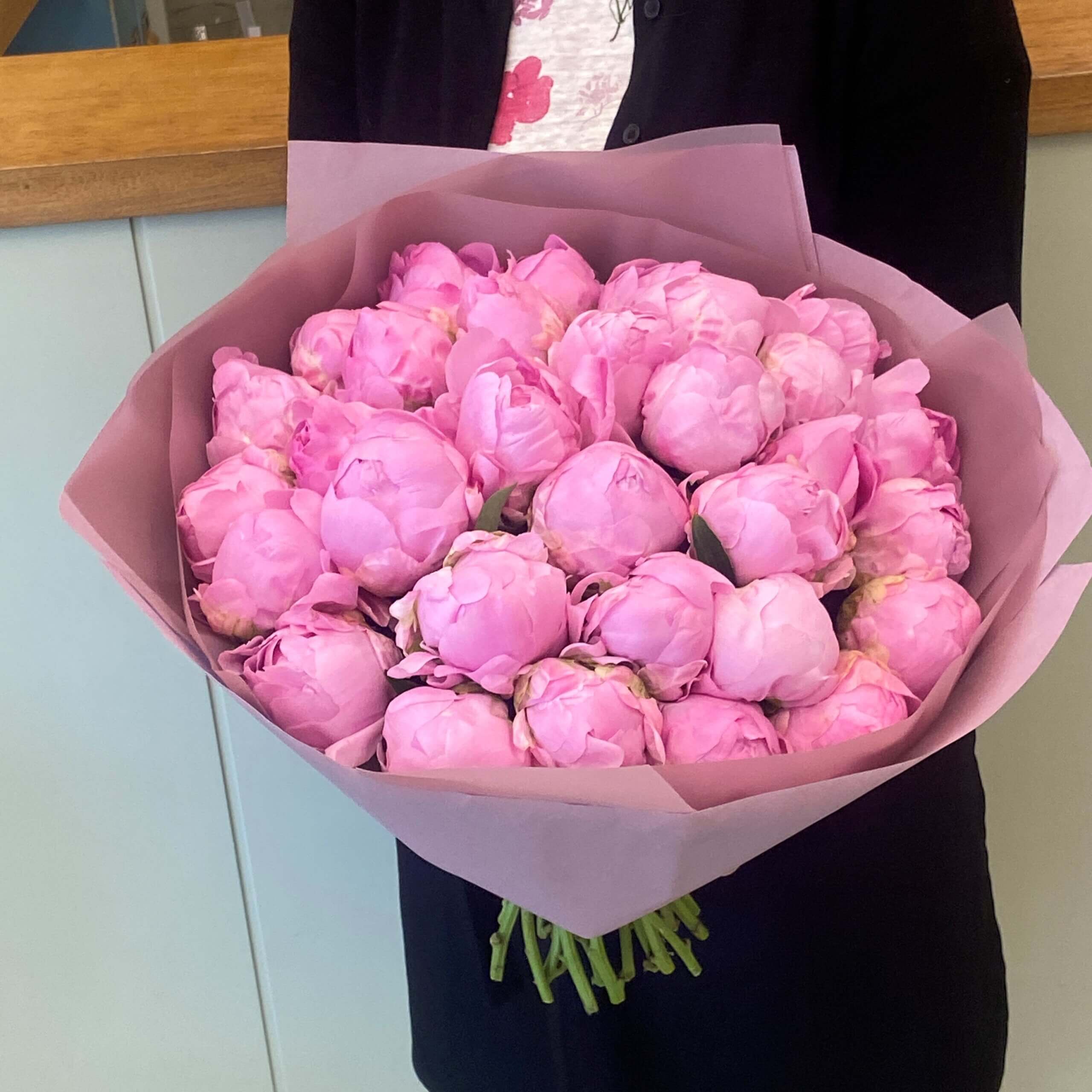 29 розовых голландских пионов в розовом оформлении