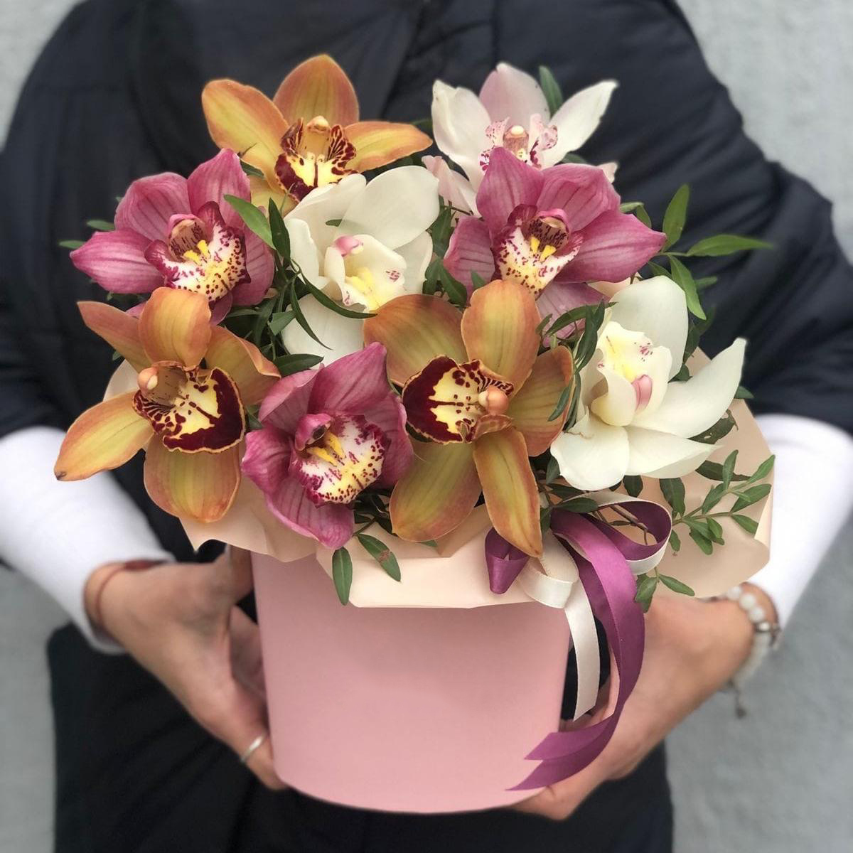 Композиция "Арни" из орхидей и фисташки в коробке
