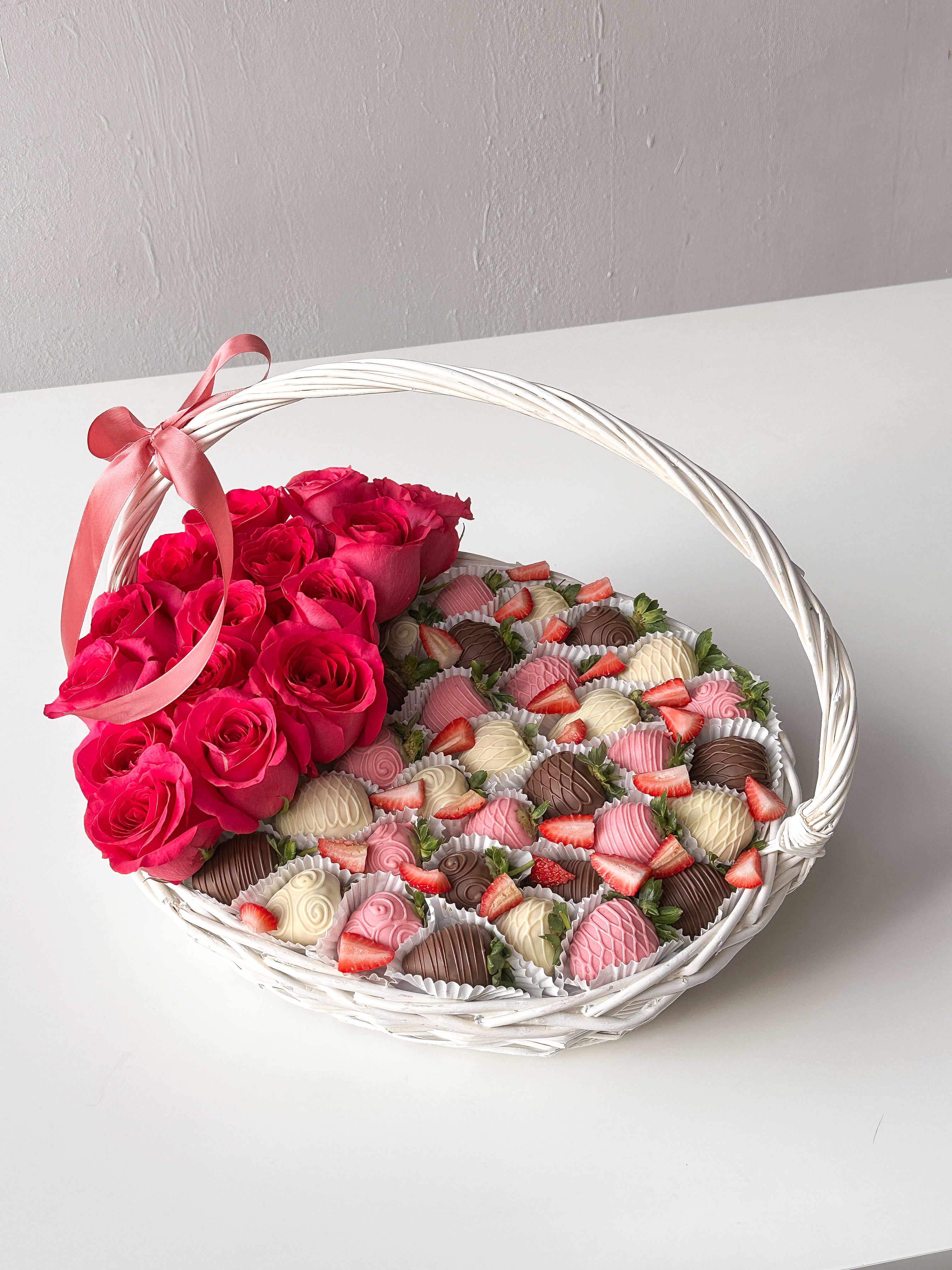 Клубничная корзина "Фуксия" из клубники в шоколаде и голландских роз