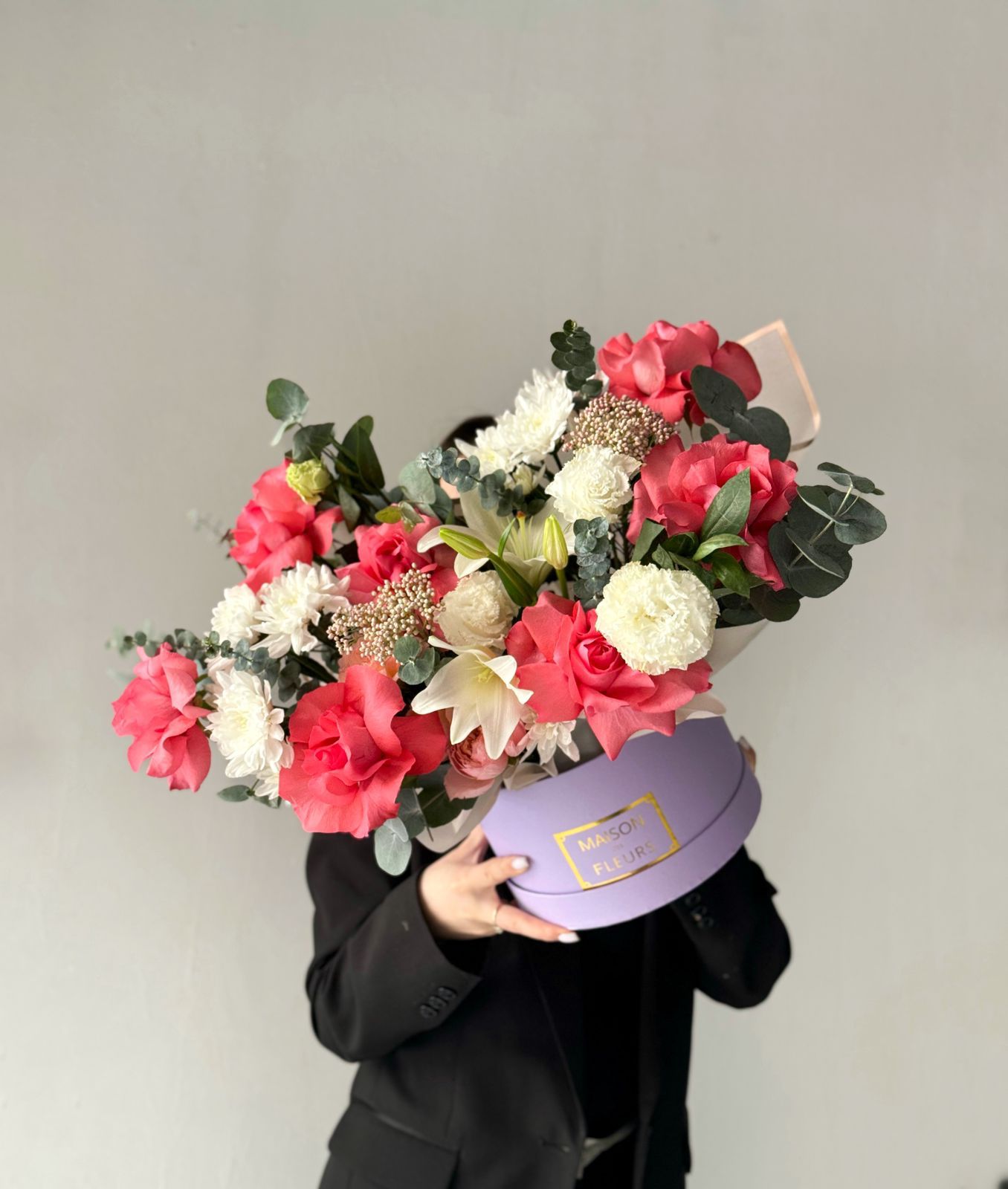 Композиция "Leonor" из роз, лилий, лизиантусов и хризантем