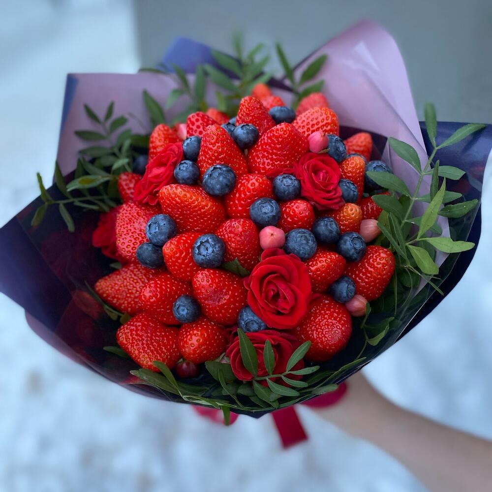 Клубничный букет "Сахарная ягода" из свежей клубники с голубикой