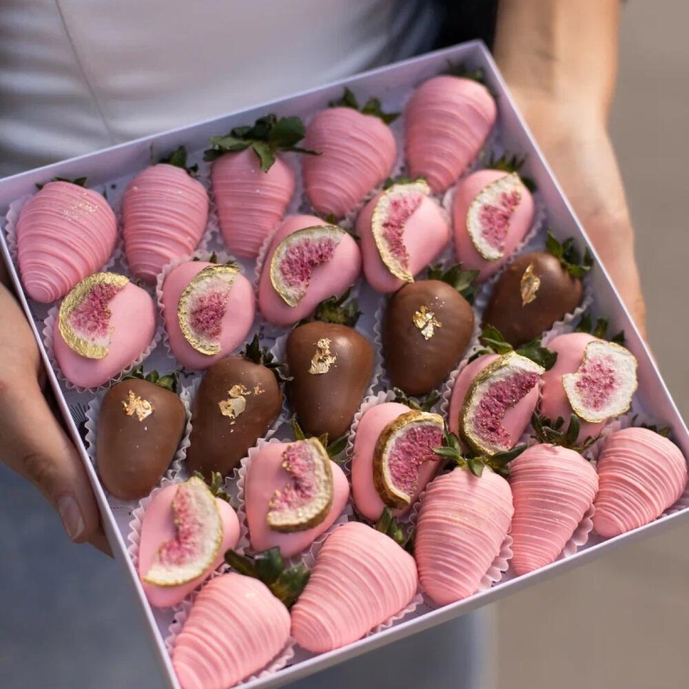 Клубничный бокс "With love" клубника в розовом итальянском шоколаде