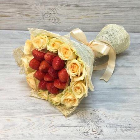 Букет из ягод и цветов "Сладкая ягодка"