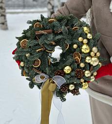 Венок "Golden Glitz" из нобилиса с шарикаами и цукатами