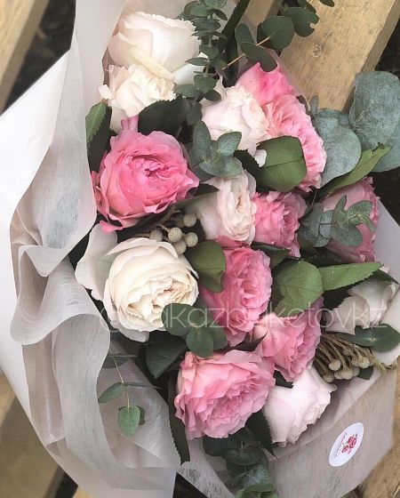 Цветочный букет "Пионовидные розы" с добавлением брунии 3