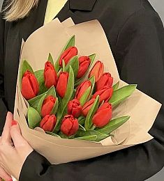 Букет из 9 красных тюльпанов в оформлении