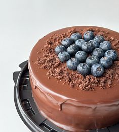 Шоколадный торт в ягодном оформлении