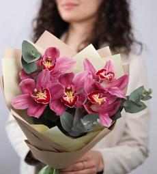 Букет из 5 орхидей с эвкалиптом