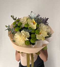 Композиция "Грэя" из роз, хризантем и орхидей