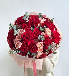 Букет "Буйство красок" из роз и эвкалипта