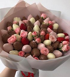 Клубничный букет «Признание» из клубники в белом и молочном шоколаде и спрей роз