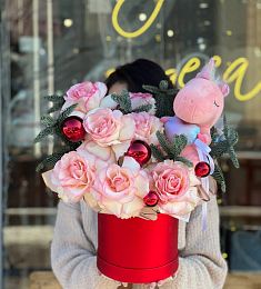 Новогодний букет "Лиза" с розами и единорогом