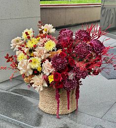 Композиция "Осень в кашпо"  из роз, гербер и хризантем