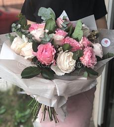 Цветочный букет "Пионовидные розы" с добавлением брунии