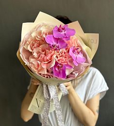 Букет "Чарлида" из роз и орхидей
