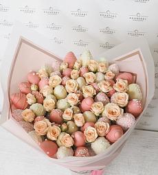 Клубничный букет со спрей розами «Marry Me»