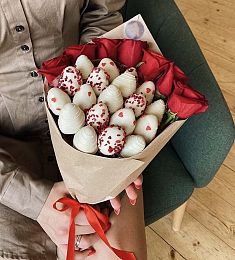 Букет с красными розами «Валентинка» из белой клубники в шоколаде