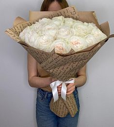 Букет из 11 белых пионовидных роз 