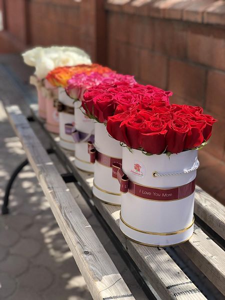 15 голландских роз в коробке разных цветов 2