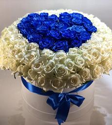 Коробка с синими розами в форме сердца