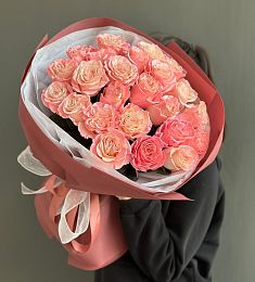 Букет из 25 блестящих роз в оформлении