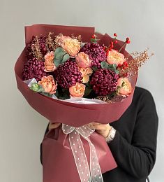 Букет "Амур и вишня" из пионовидных спрей роз и крупных хризантем