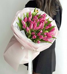 Букет "Аромат весны" 51 розовый тюльпан в оформлении