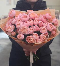 Букет 11 нежных розовых пионовидных кустовых роз