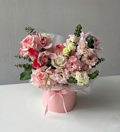 Композиция "Цветочный вальс" из роз, пионов и орхидей