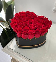 Композиция "Алое сердце" 33 красных голландских розы в коробке в форме сердца