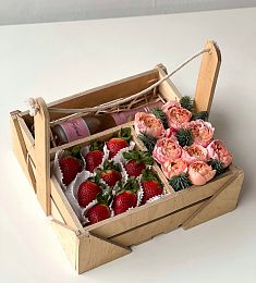 Клубничный ящик "Нежный сюрприз"