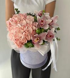 Композиция "Илоиза" из гортензии и орхидей