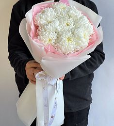 Букет "Carla" из 9 крупноцветковых белых хризантем