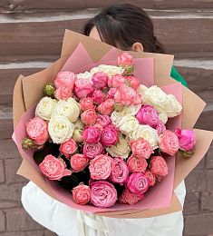 Букет 11 розовых и белых  пионовидных кустовых роз