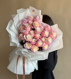 25 розовых градиентных роз в оформлении