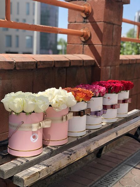 15 голландских роз в коробке разных цветов 3