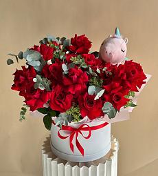 Композиция "Неверленд" из красных вывернутых роз с единорогом в коробке