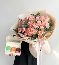 Сет "Чудный день" букет пионовидных роз и пирожные моти
