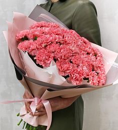 Букет из 35 ярких розовых гвоздик в оформлении