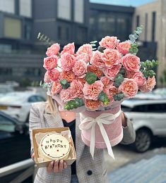 Сет "Спеши любить" из пионовидных роз с эвкалиптом в коробке