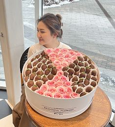 Клубничная коробка "Гигант любви" клубника в шоколаде и  розы