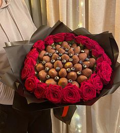 Клубничный букет с цветами "Quasar" из клубники в шоколаде с розами