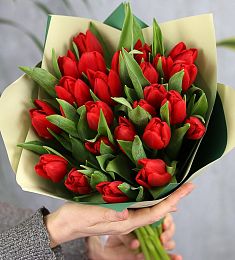 Букет из 25 красных тюльпанов в оформлении